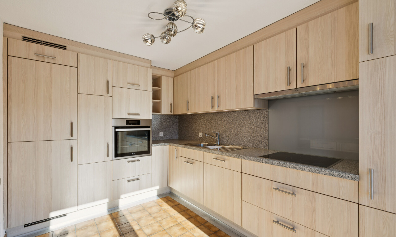 küche mit ofen, hellbraune schränke, light brown cabinets, offene regale, und open shelves