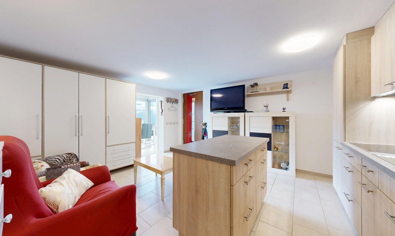 küche mit kücheninsel, kitchen island, öffnet sich zum wohnraum, opens to living area, und hellbraune schränke