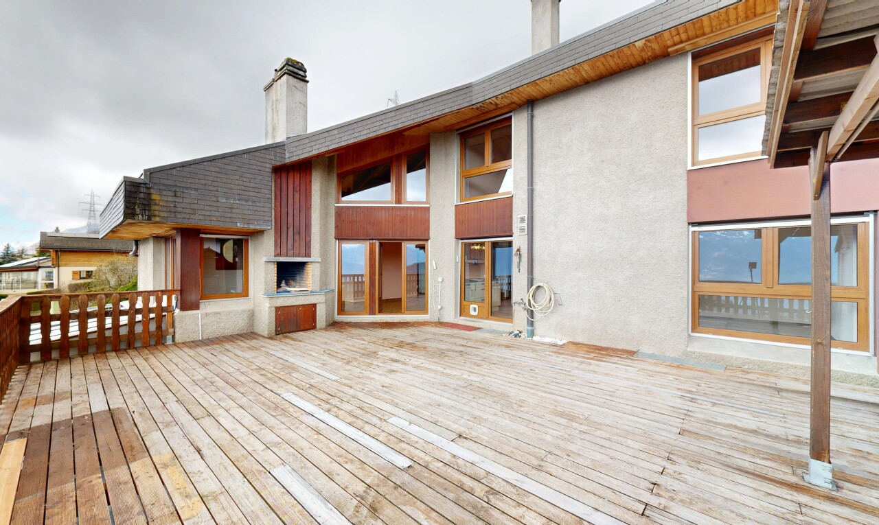 terrasse mit deck, overcast, und property visible
