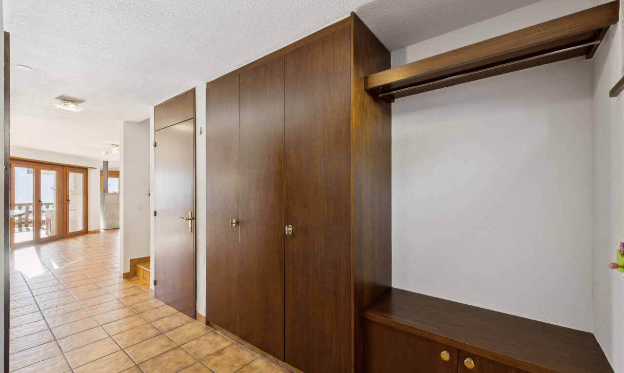 halle / korridor mit inside property, spritzputz decke, textured ceiling, fliesenboden, und tile floor