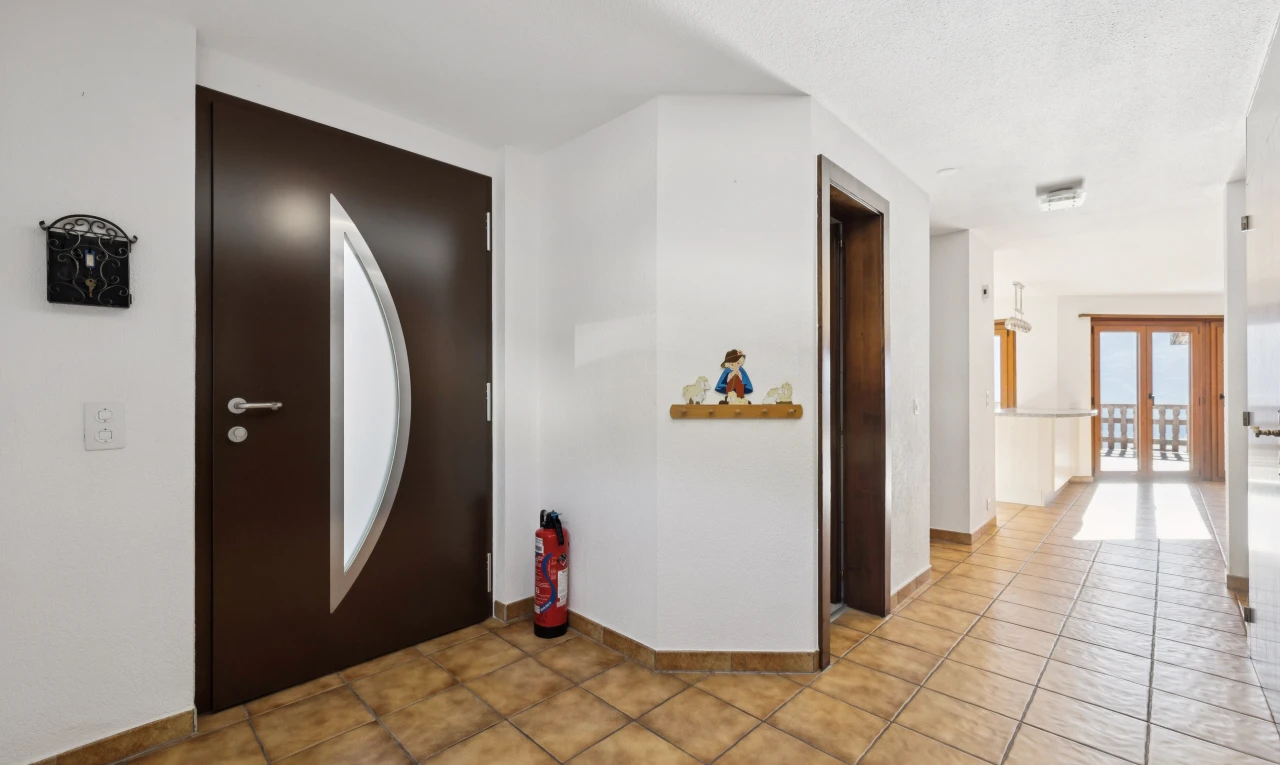 couloir avec accès à l'extérieur, cloison sèche, drywall, inside property, et light floor