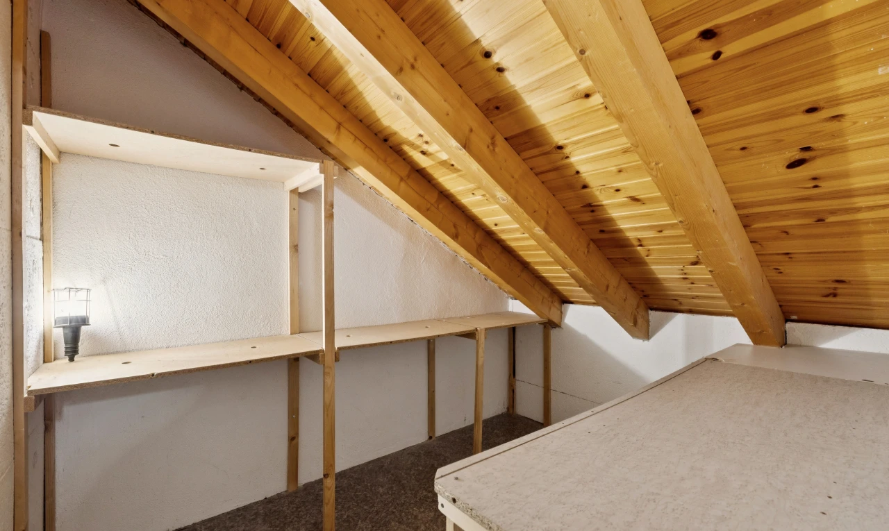 chambre avec inside property, plafond en bois, wood ceiling, plafond voûté, et vaulted ceiling
