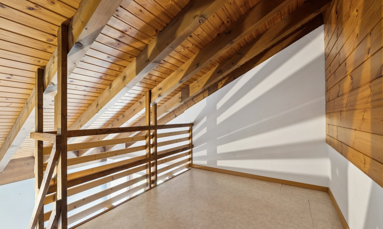 pièce vide avec cloison sèche, drywall, plinthes murales, baseboards wall, et inside property
