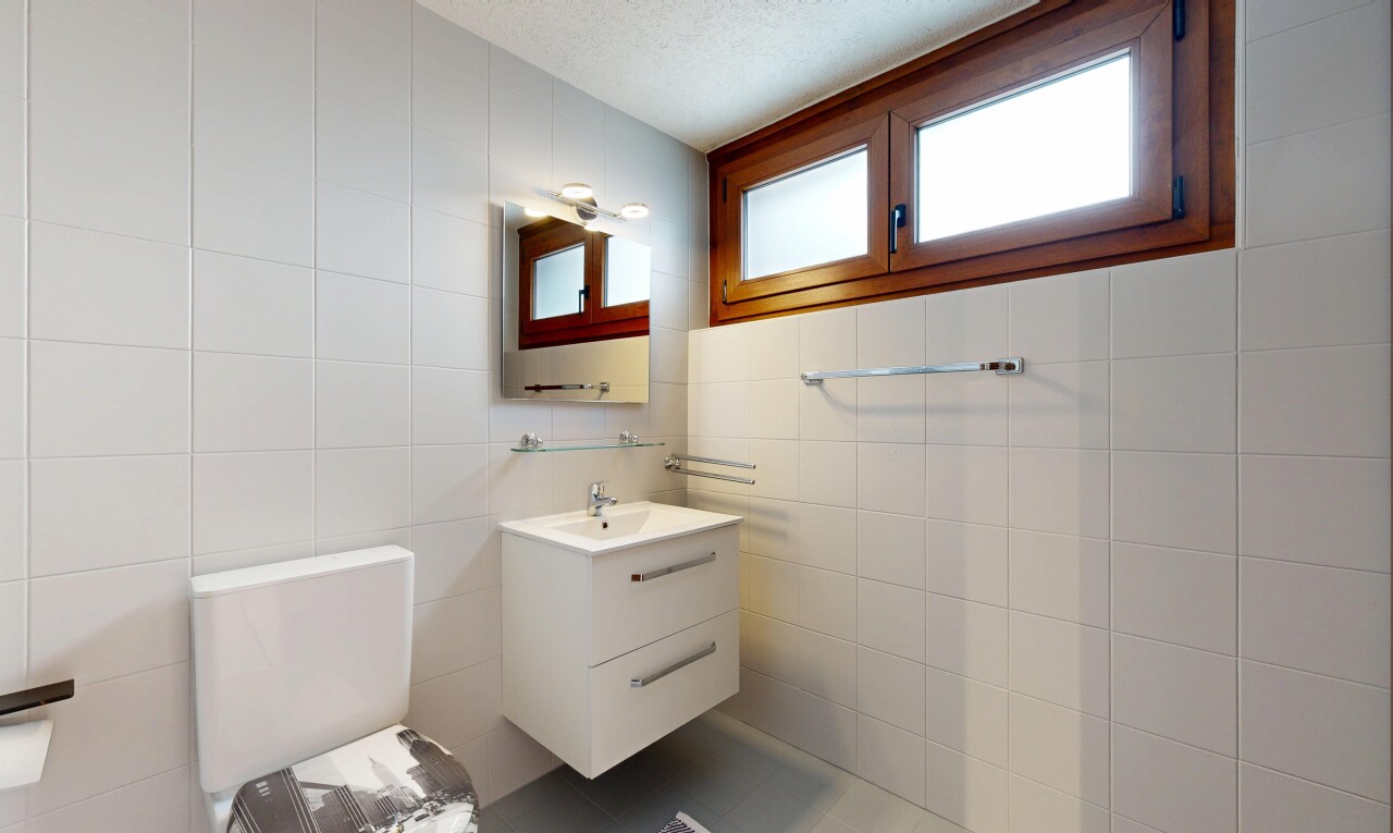 bad mit schminktisch, spiegel, fliesenwand, tile wall, und natürliches licht