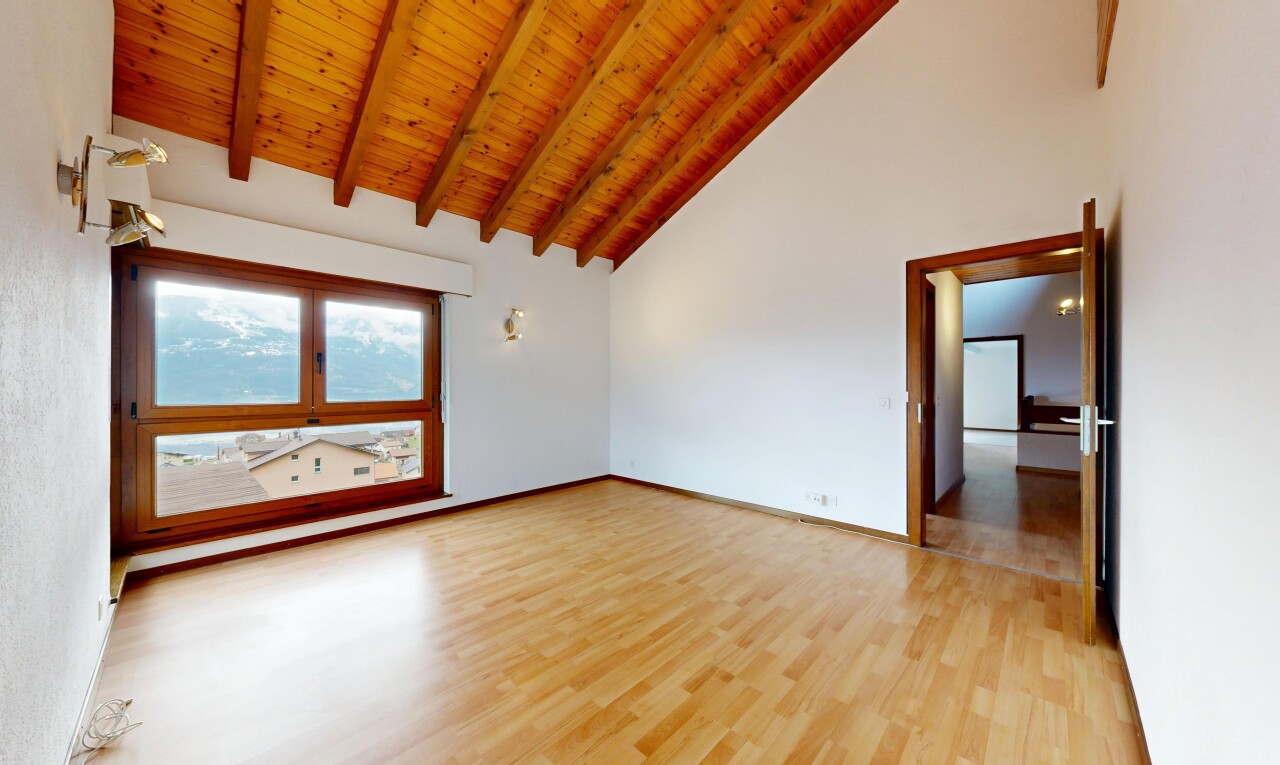 leerer raum mit high ceiling, hohe decke, inside property, wood finish floor, und holzfußboden