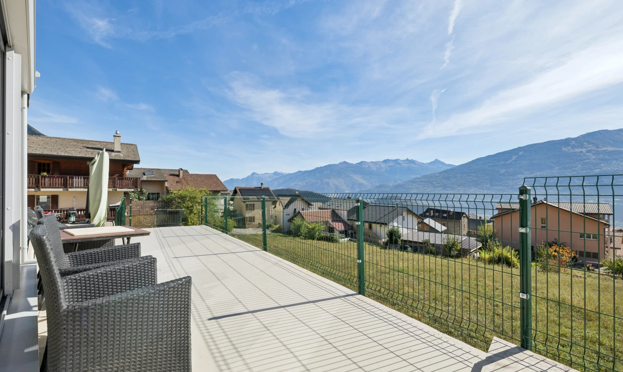 terrasse avec vue sur la montagne, mountain view, view focus, vue résidentielle, et residential view