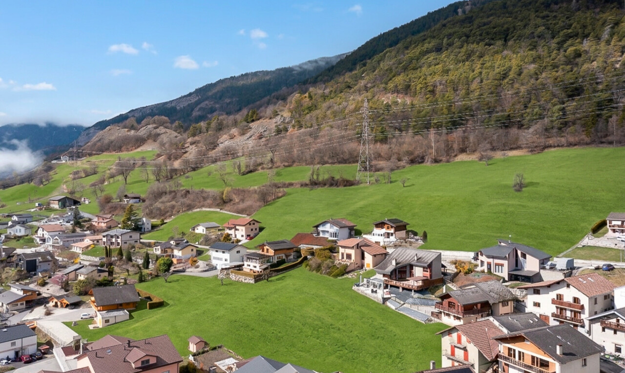 blick auf die berge mit mountain view, blick auf die berge, power lines view, day time, und high tension power lines view