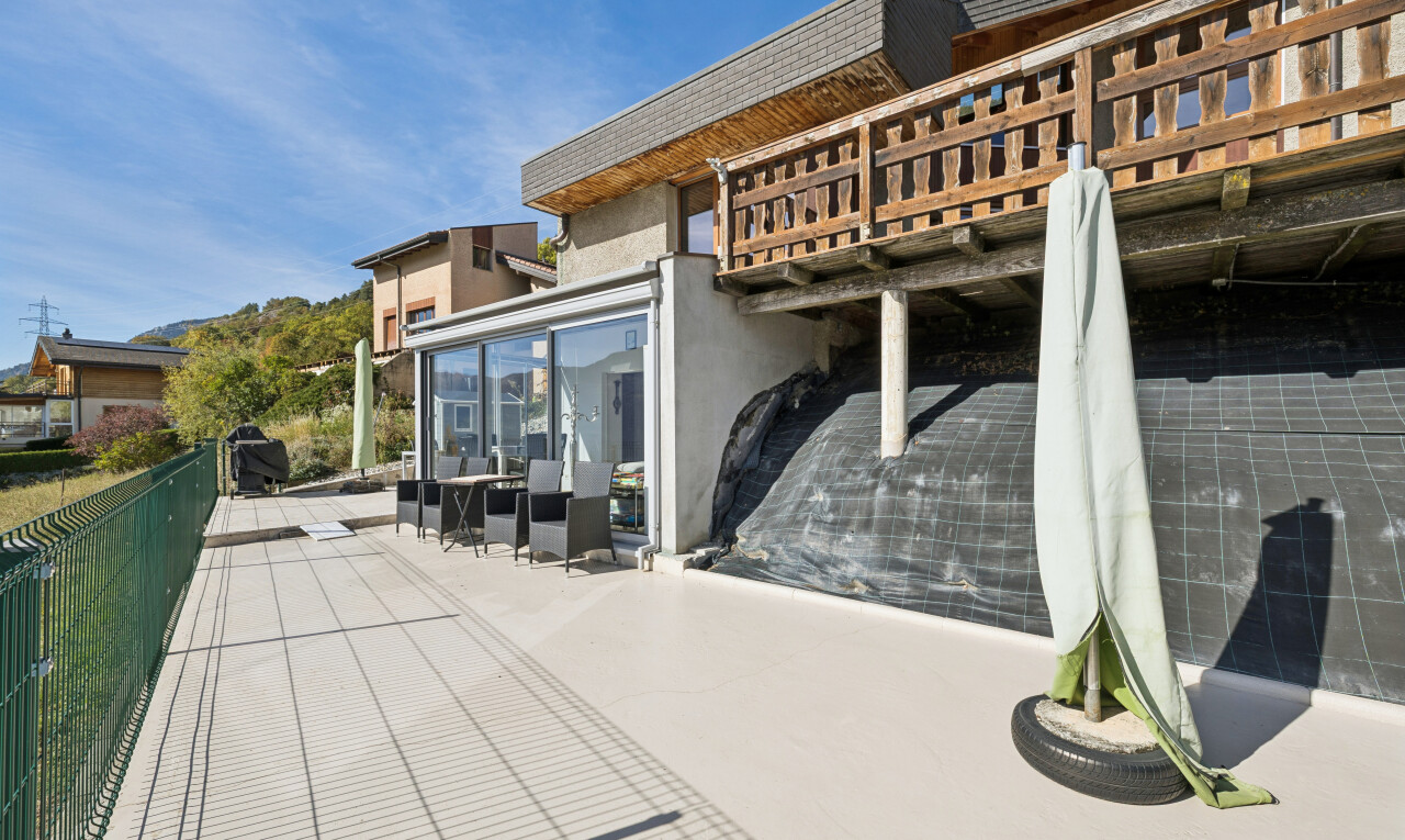 terrasse mit day time und zaun