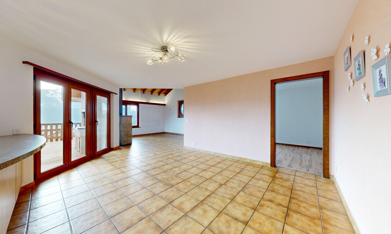 leerer raum mit inside property, drywall, gipskartonwand, natural light, und natürliches licht