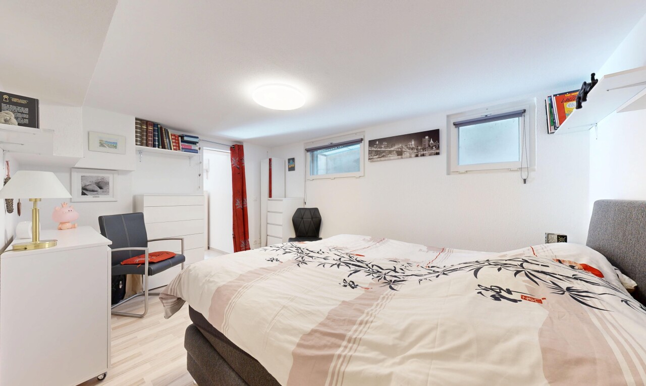 zimmer / schlafzimmer mit inside property, wood finish floor, holzfußboden, keller, und drywall