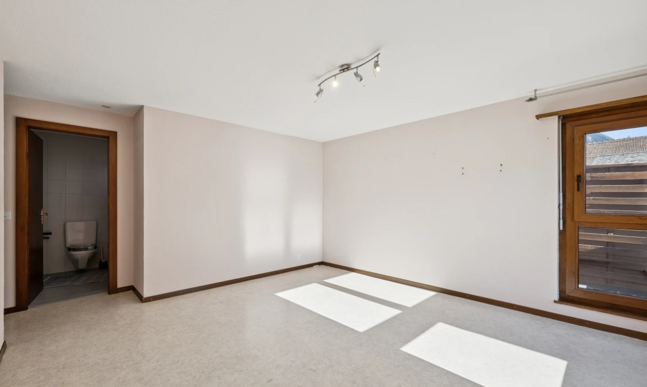 pièce vide avec cloison sèche, drywall, plinthes murales, baseboards wall, et éclairage sur rail