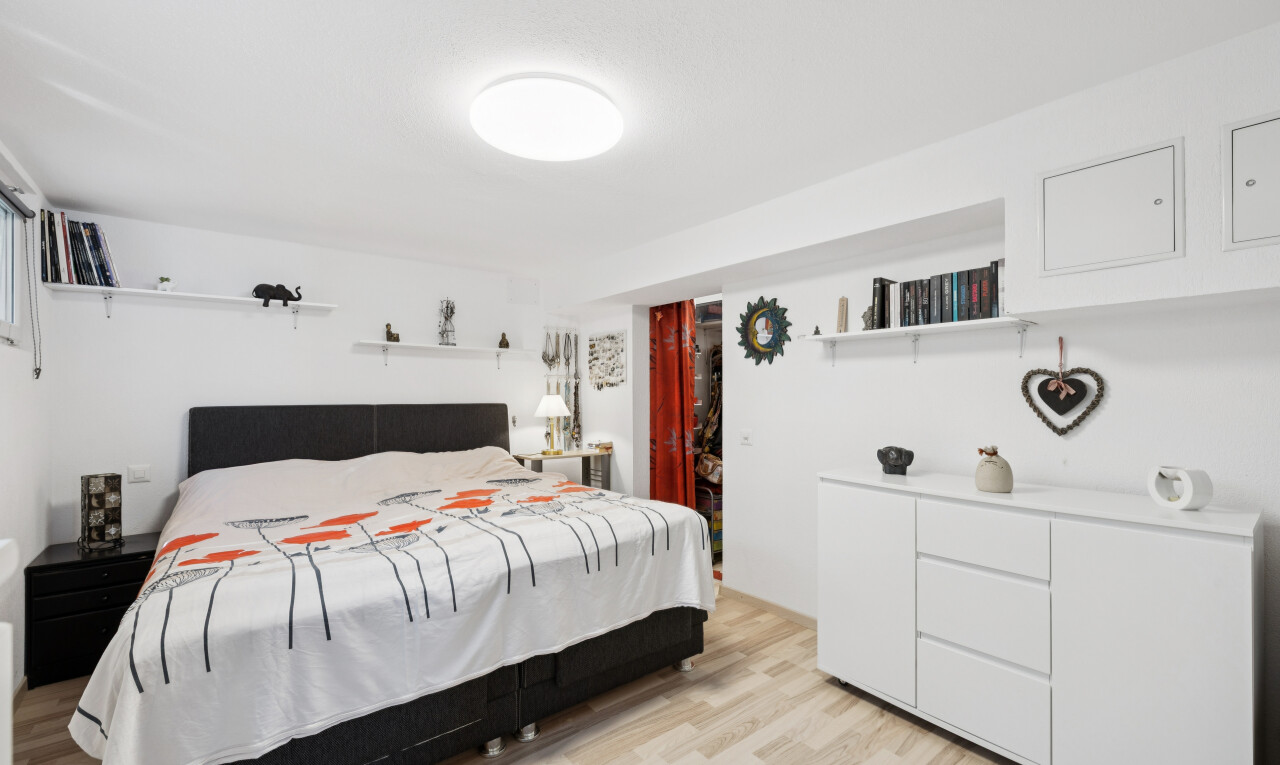 zimmer / schlafzimmer mit gipskartonwand, drywall, inside property, holzfußboden, und wood finish floor