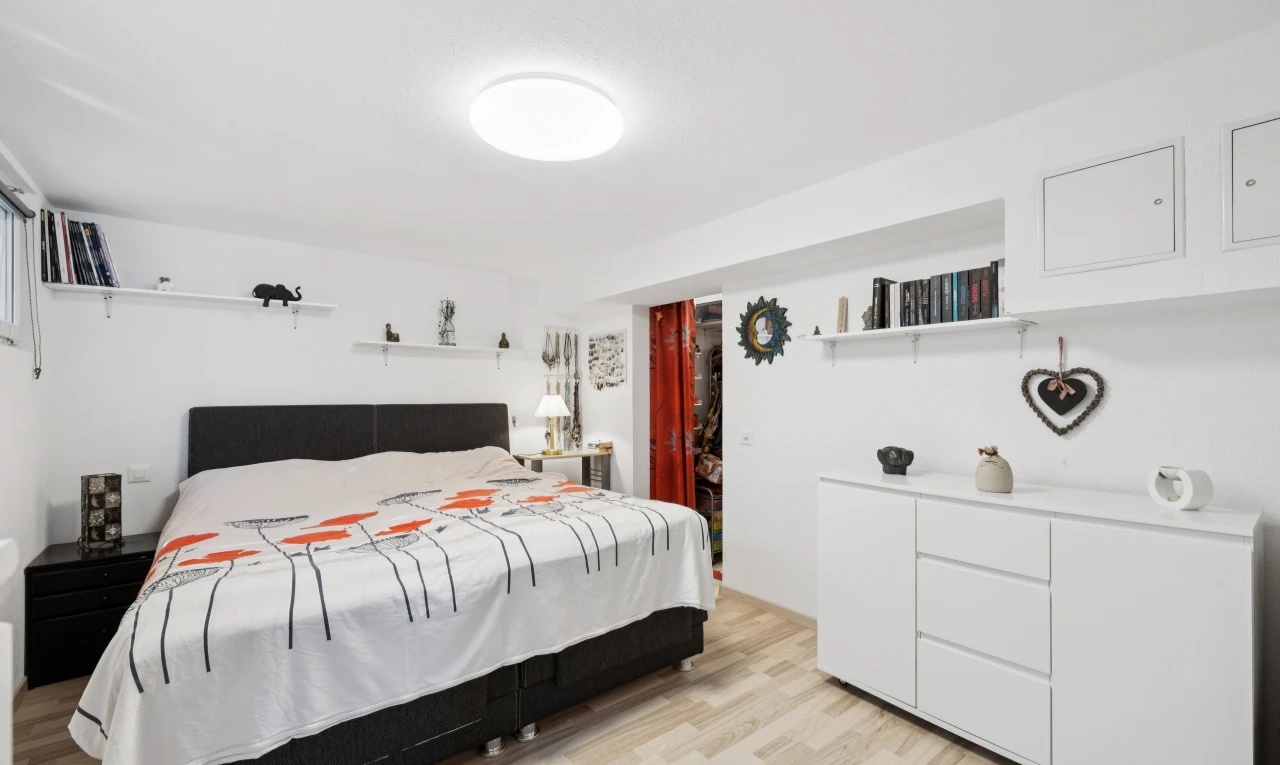 chambre avec cloison sèche, drywall, inside property, sol en finition bois, et wood finish floor