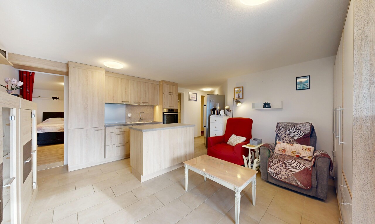 küche mit light brown cabinets, hellbraune schränke, light countertops, arbeitsplatten, und light floor
