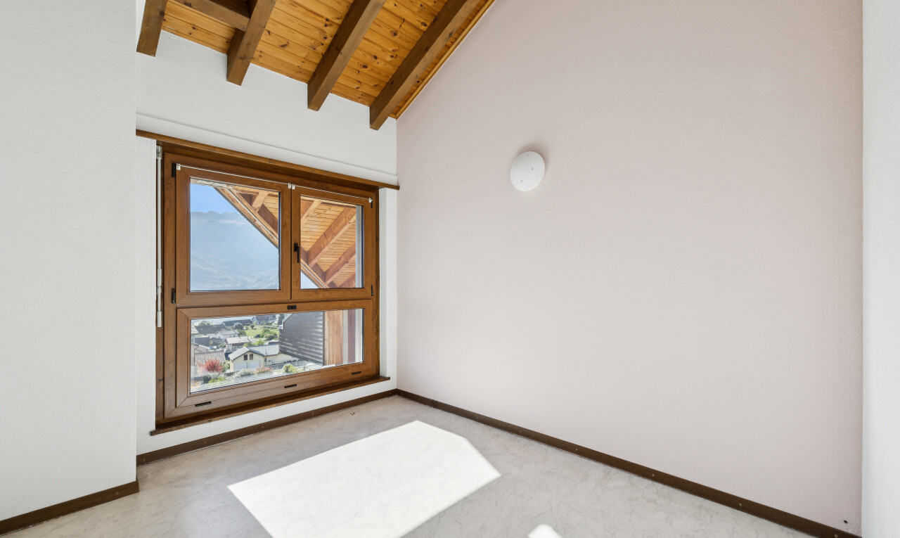 leerer raum mit gipskartonwand, drywall, dachschräge, vaulted ceiling, und sockelleisten