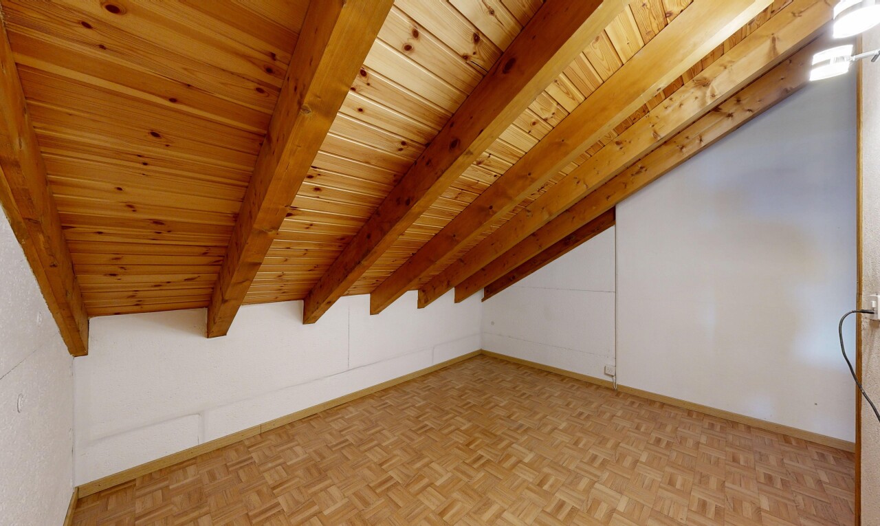 leerer raum mit inside property, balkendecke, beamed ceiling, gipskartonwand, und drywall