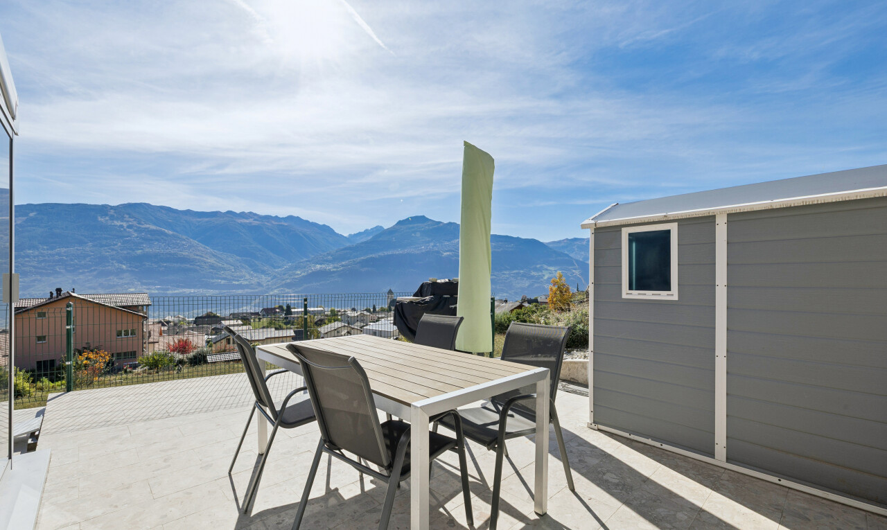 terrasse mit essbereich im freien, from property, blick auf die berge, mountain view, und day time