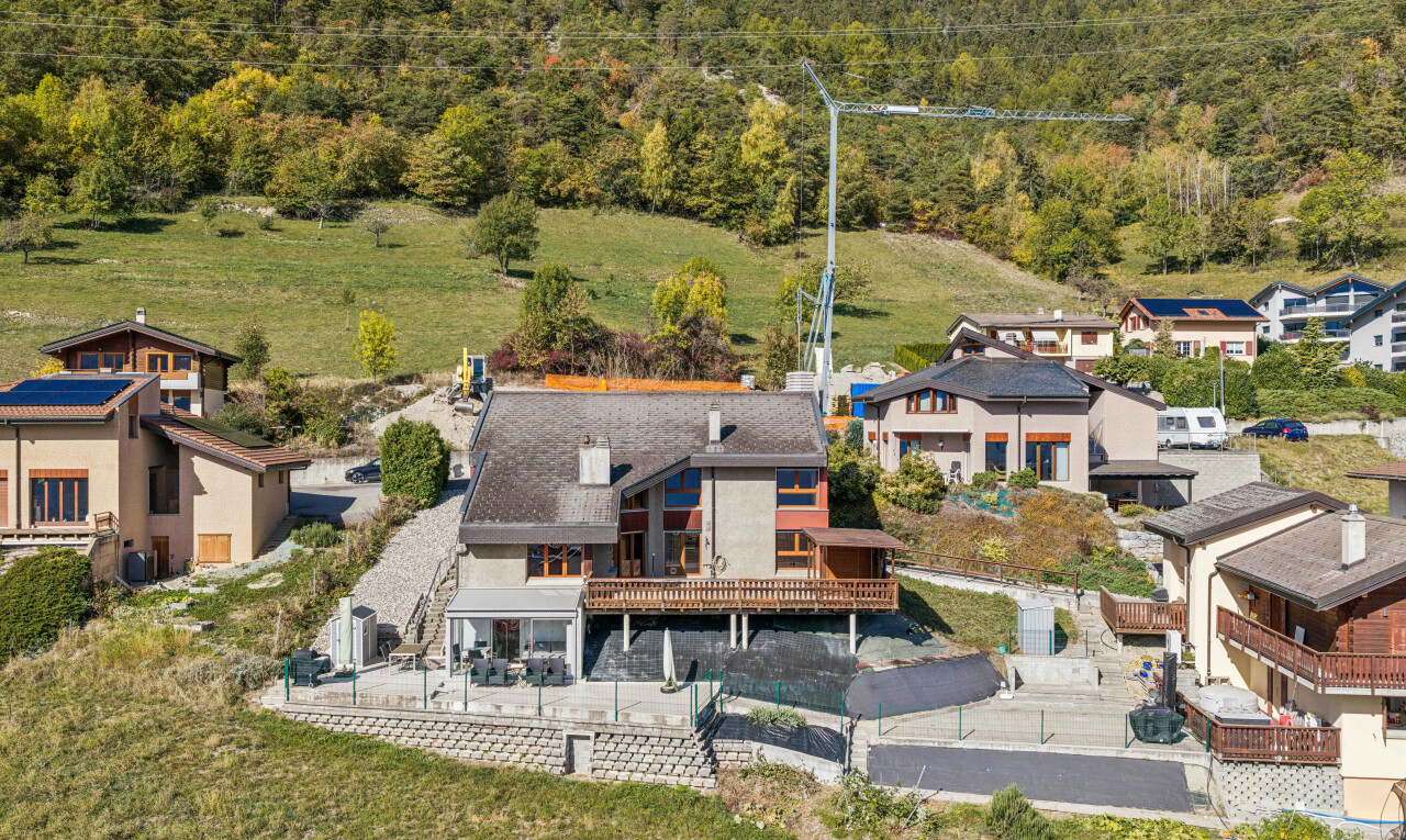 außenansicht mit power lines view, property visible, deck, und drone view