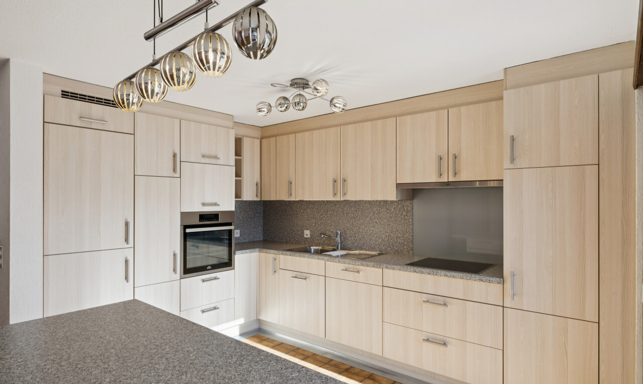 küche mit hellbraune schränke, light brown cabinets, ofen, dark countertops, und inside property