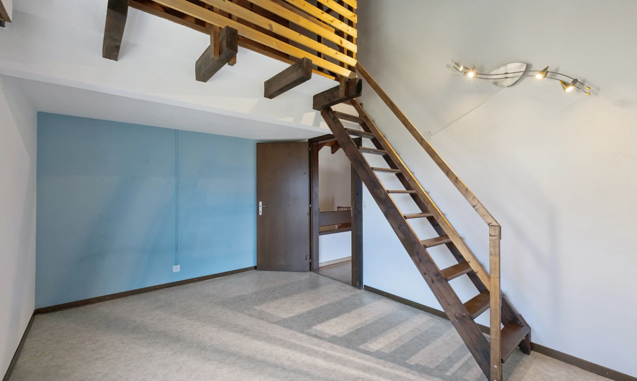 escaliers avec escaliers, cloison sèche, drywall, plinthes murales, et baseboards wall