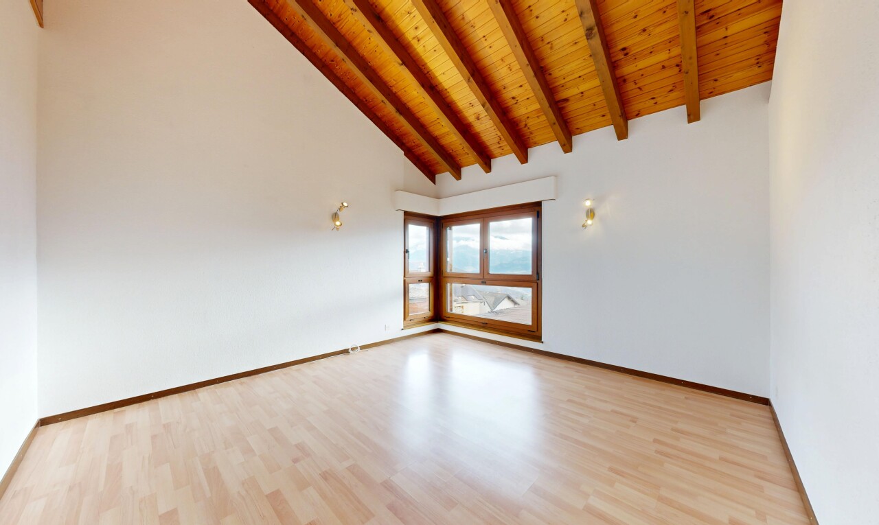 leerer raum mit high ceiling, hohe decke, wood finish floor, holzfußboden, und inside property