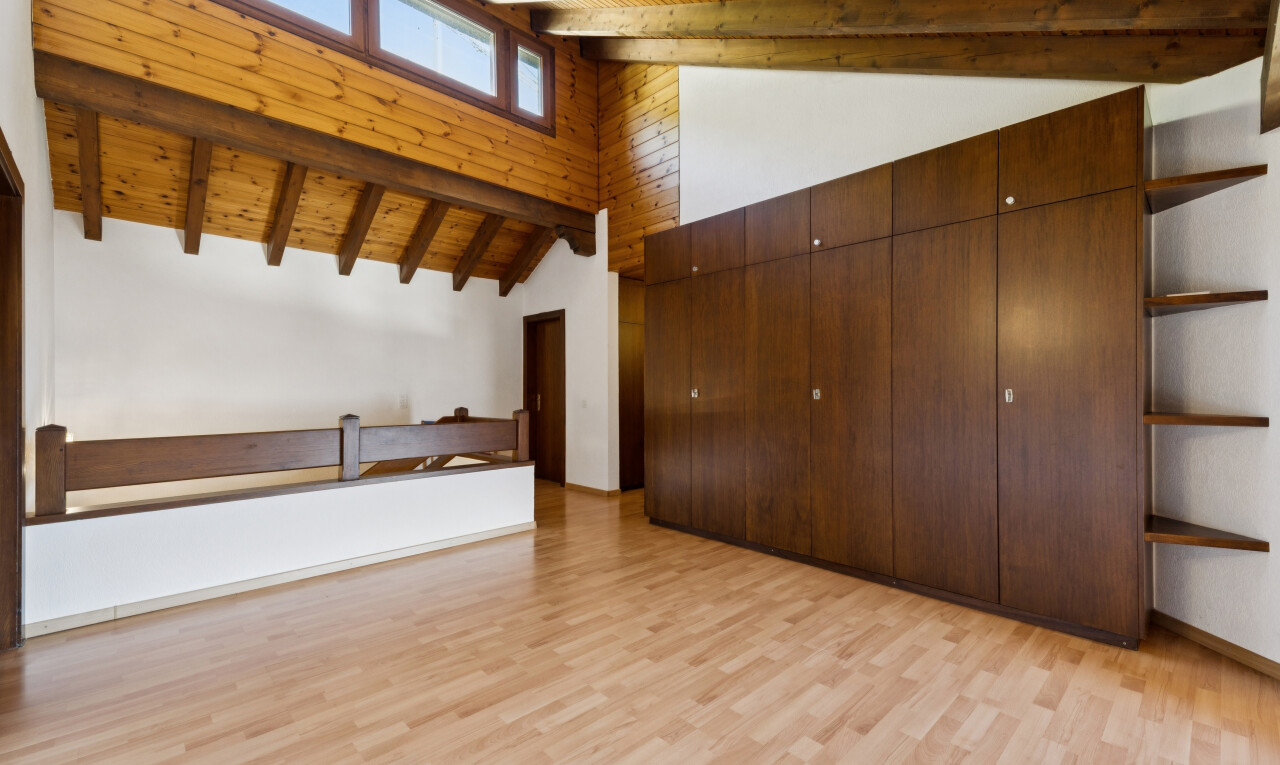 leerer raum mit holzdecke, wood ceiling, high end ceiling, balkendecke, und beamed ceiling