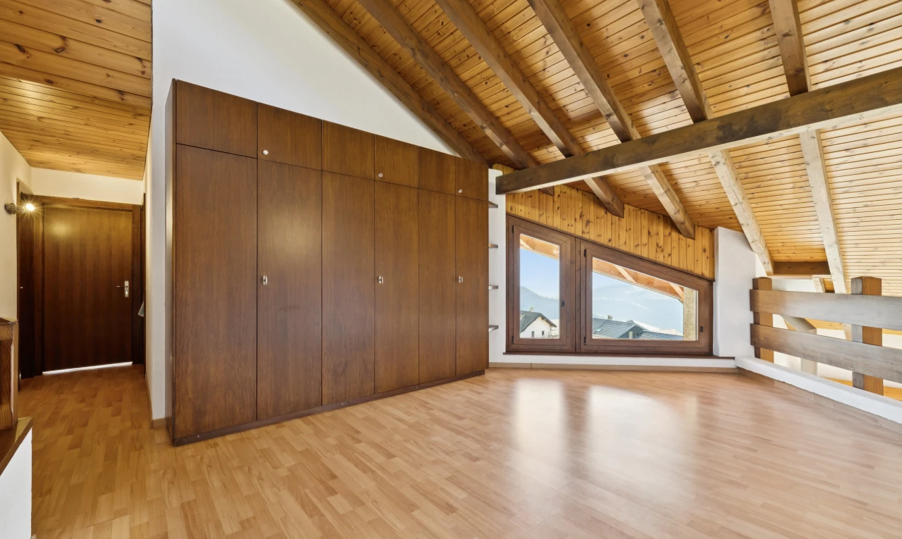 pièce vide avec plafond en bois, wood ceiling, plafond voûté, vaulted ceiling, et plafond haut