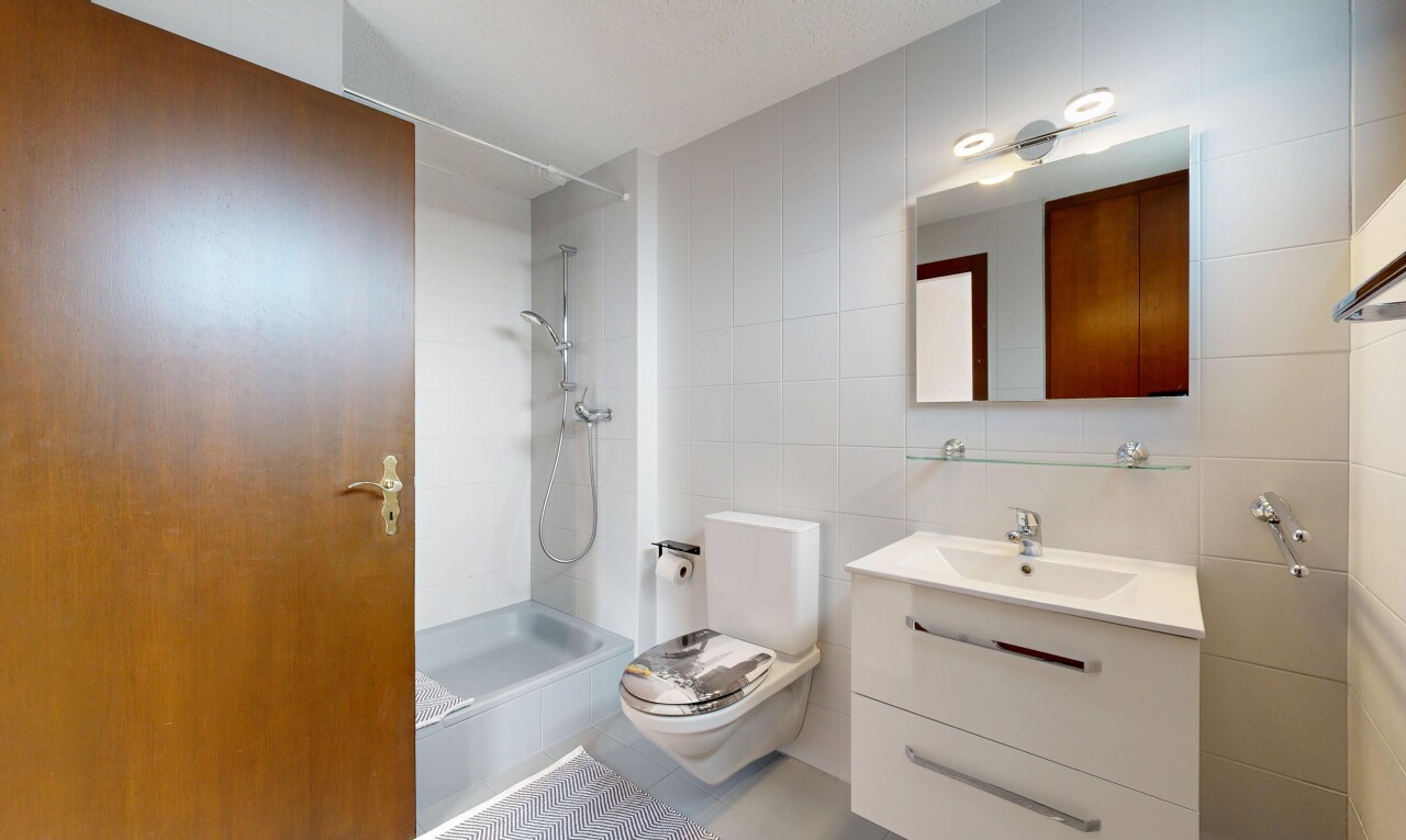 bad mit schminktisch, spiegel, toilette, inside property, und komplettes badezimmer