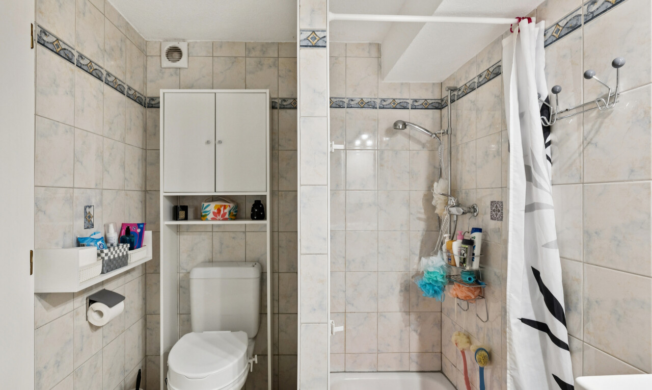 bad mit toilette, komplettes badezimmer, kombiniertes bad / dusche, fliesenwand, und tile wall