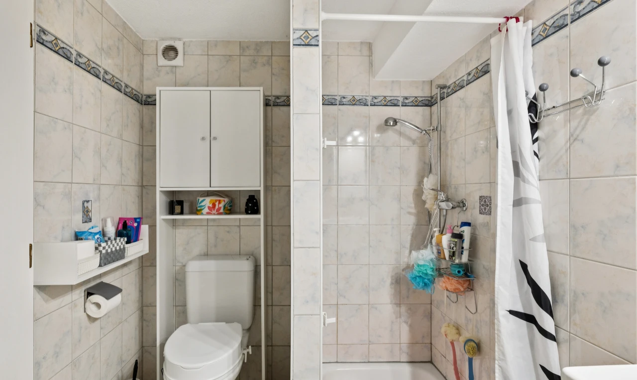 salle de bains avec toilette, salle de bain complète, douche-bain combinés, mur en carrelage, et tile wall