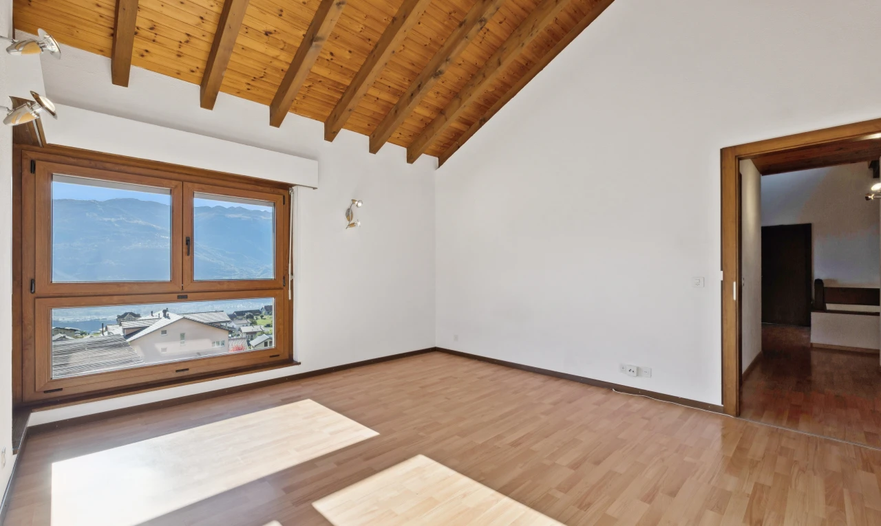 pièce vide avec plafond haut, high ceiling, plafond voûté, vaulted ceiling, et high end ceiling