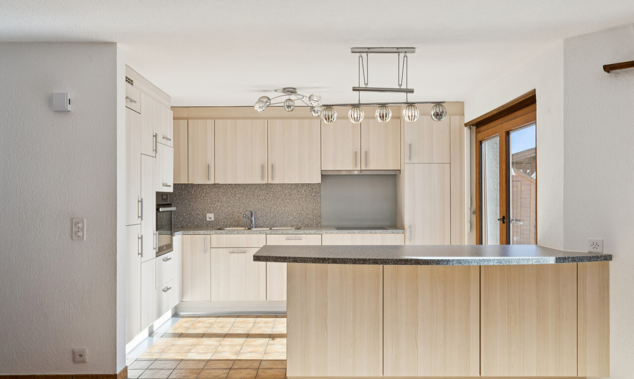 küche mit hellbraune schränke, light brown cabinets, arbeitsplatten, dark countertops, und light floor