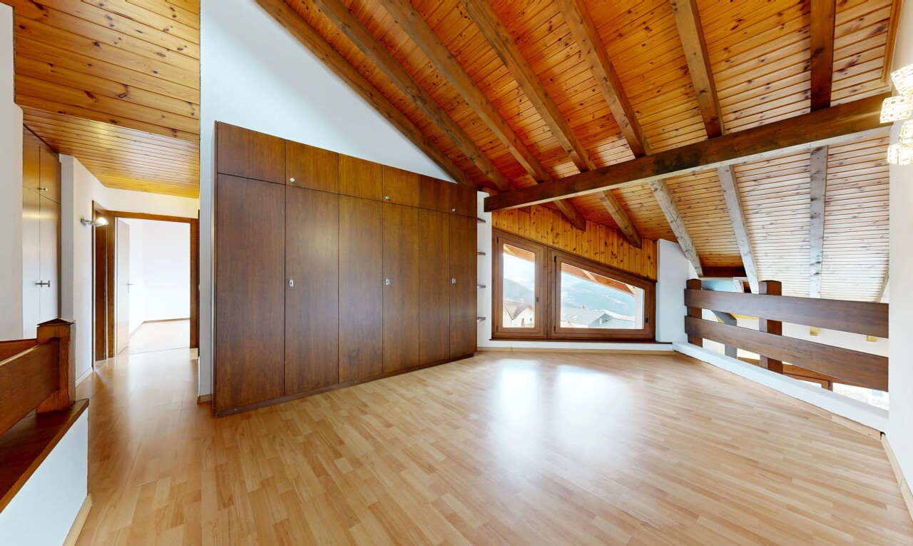leerer raum mit holzdecke, wood ceiling, balkendecke, beamed ceiling, und holzfußboden