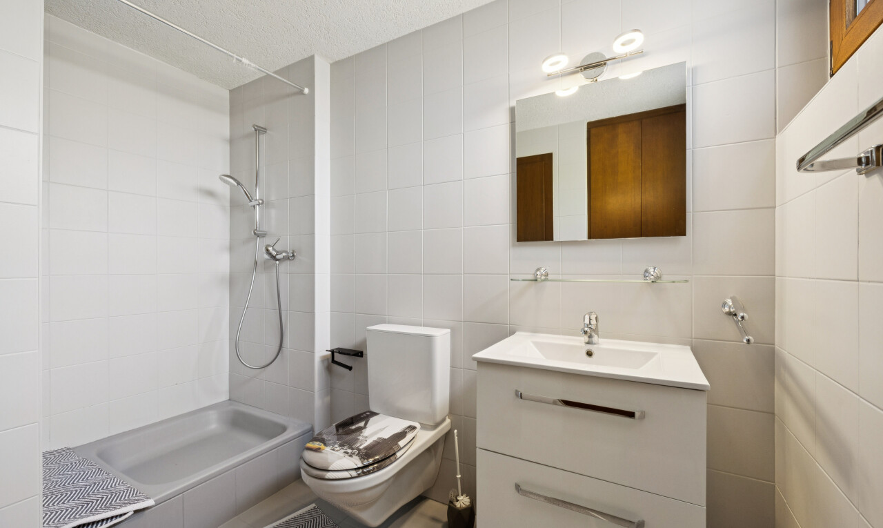 bad mit fliesenwand, tile wall, schminktisch, komplettes badezimmer, und spiegel