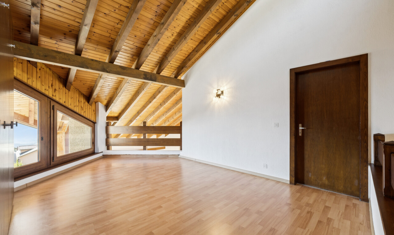 leerer raum mit hohe decke, high ceiling, dachschräge, vaulted ceiling, und high end ceiling