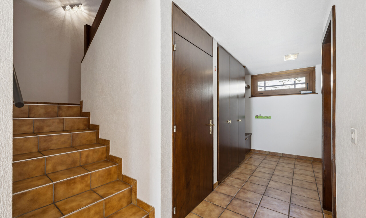 treppe mit treppen, inside property, fliesenboden, tile floor, und light floor