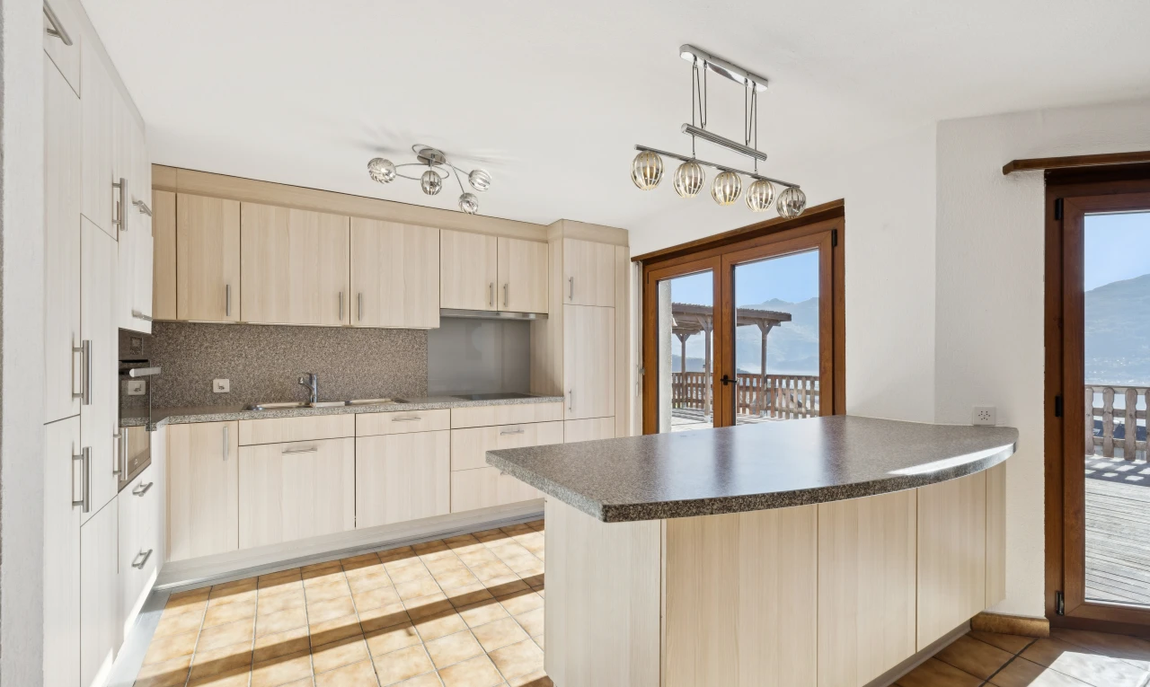 cuisine avec accès à l'extérieur, light floor, cloison sèche, drywall, et armoires marron clair