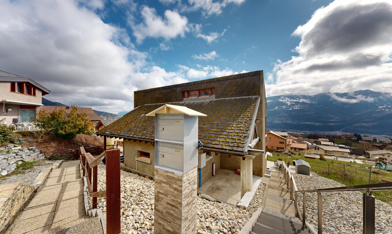 außenansicht mit blick auf die berge, mountain view, day time, und terrasse