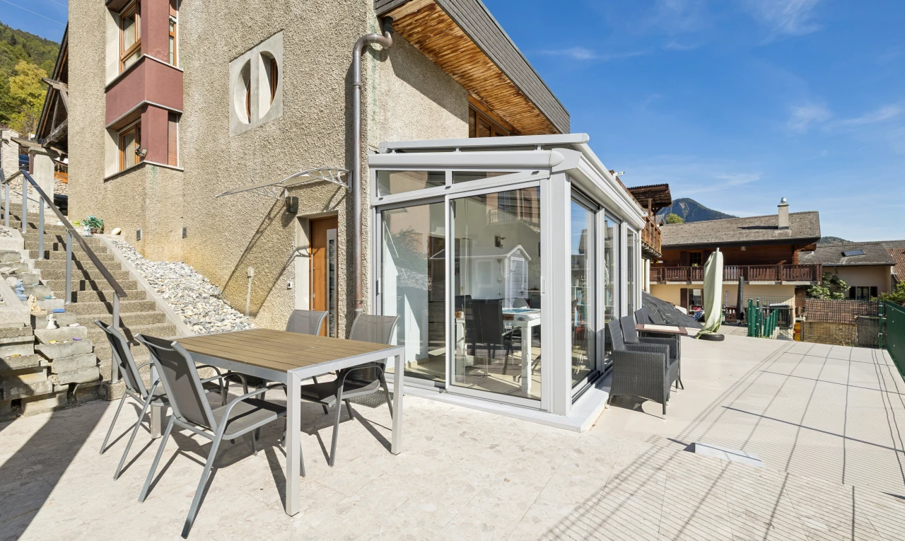 terrasse avec day time, escaliers, terrasse, coin repas extérieur, et property visible