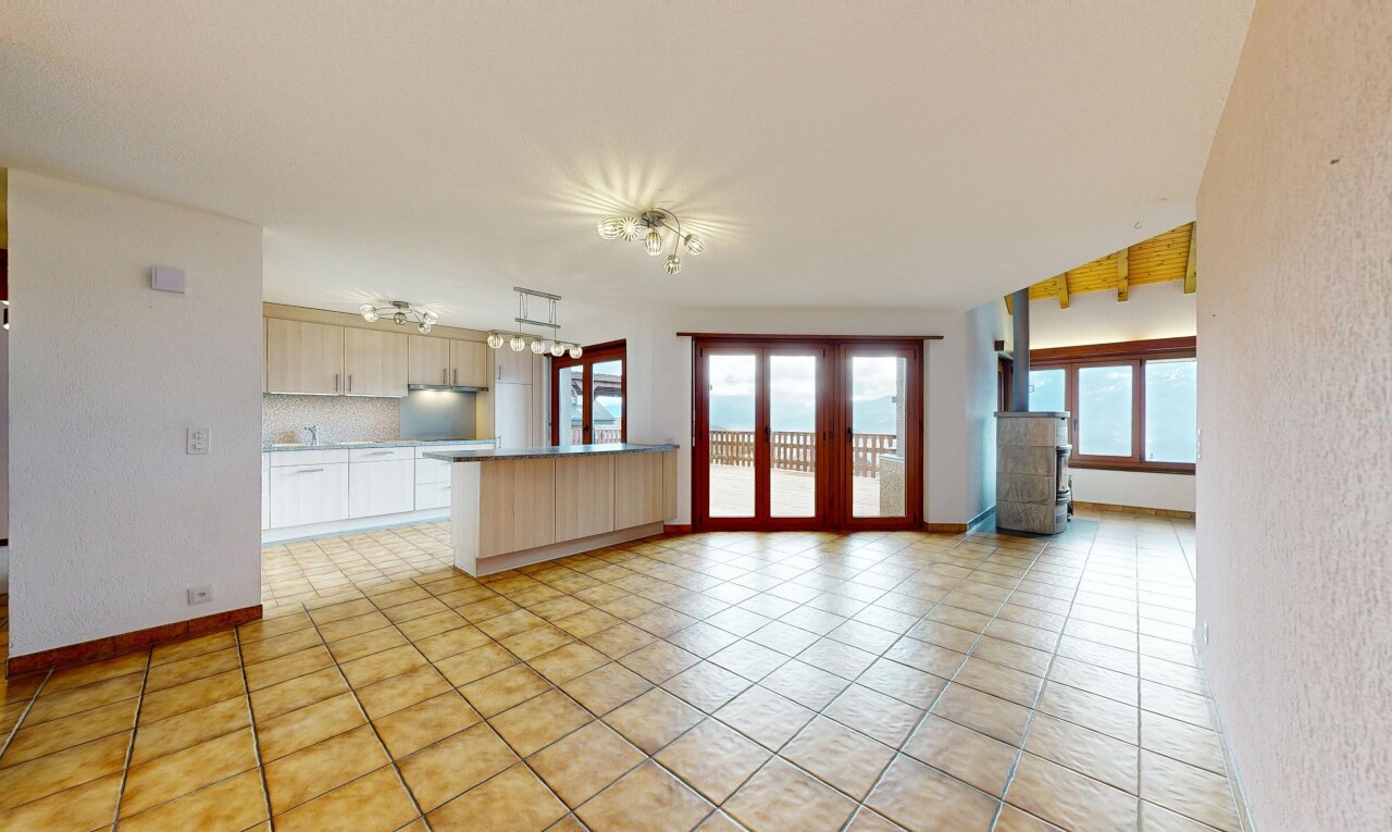 leerer raum mit inside property, light floor, natürliches licht, natural light, und sockelleisten