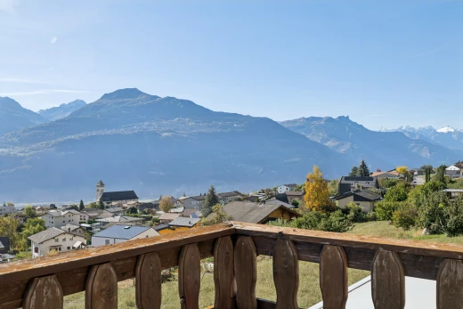 vue sur la montagne avec view focus, from property, vue résidentielle, residential view, et neighborhood view