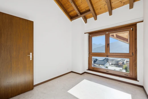 pièce vide avec plafond voûté, vaulted ceiling, cloison sèche, drywall, et high end ceiling