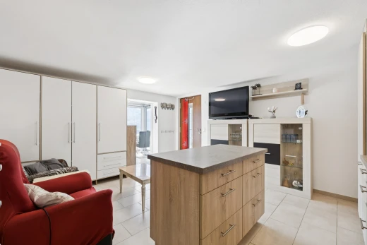 cuisine avec îlot de cuisine, kitchen island, light floor, ouvert sur l'espace de vie, et opens to living area