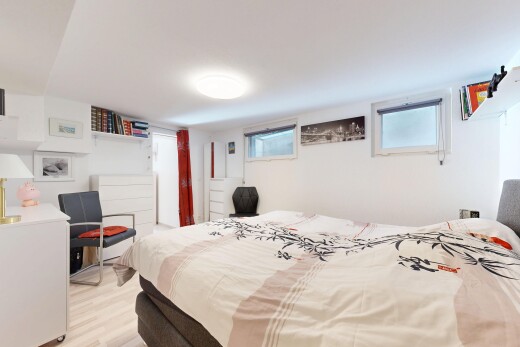 zimmer / schlafzimmer mit inside property, wood finish floor, holzfußboden, keller, und drywall