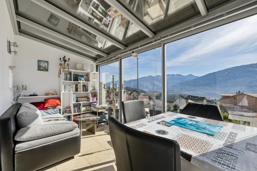 salon / salle à manger avec vue sur la montagne, mountain view, view focus, plafond à poutres, et beamed ceiling