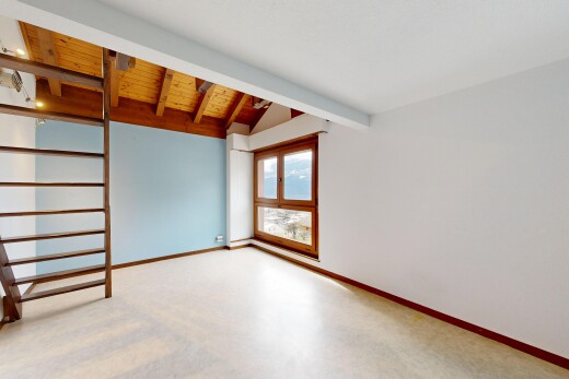 leerer raum mit vaulted ceiling, dachschräge, beamed ceiling, balkendecke, und drywall