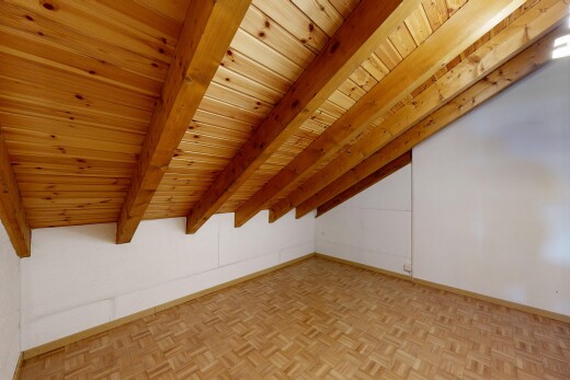 leerer raum mit inside property, balkendecke, beamed ceiling, gipskartonwand, und drywall
