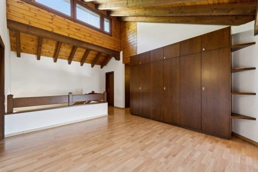 pièce vide avec plafond en bois, wood ceiling, high end ceiling, plafond à poutres, et beamed ceiling