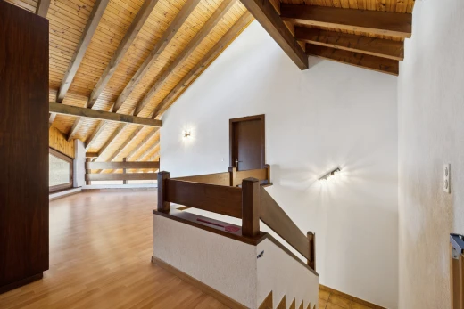 escaliers avec high end ceiling, plafond haut, high ceiling, plafond à poutres, et beamed ceiling