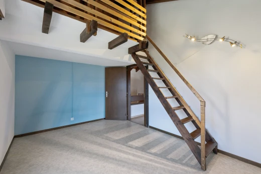escaliers avec escaliers, cloison sèche, drywall, plinthes murales, et baseboards wall